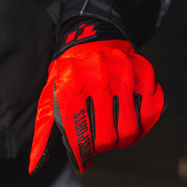 icon_gloves-textile_anthem-2_red_lifestyle8.jpg