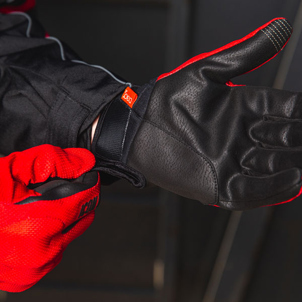 icon_gloves-textile_anthem-2_red_lifestyle9.jpg
