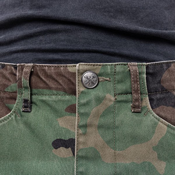 john-doe_jeans_cargo-mono-regular-fit-trousers_camoflage_detail8.jpg