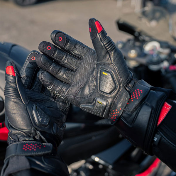 knox-armour-oulton-leather-gloves-black-red-lifestyle-3.jpg