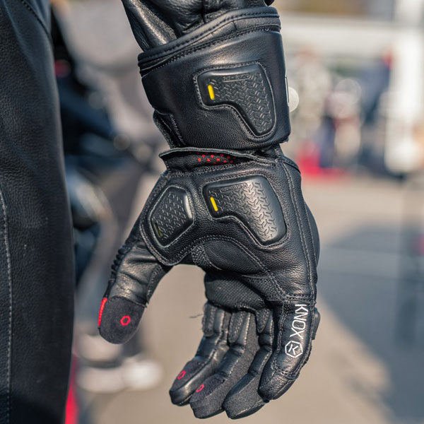 knox-armour-oulton-leather-gloves-black-red-lifestyle-4.jpg