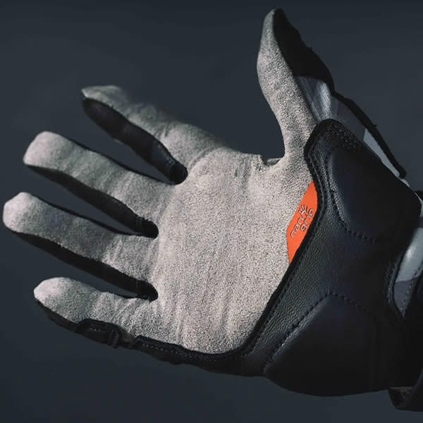 leatt_gloves_7.5_x-flow_gloves_steel-grey_lifestyle1.jpg