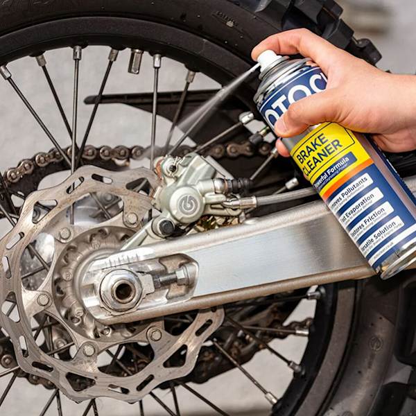 motoclean_cleaners_brake-cleaner_500ml_lifestyle1.jpg