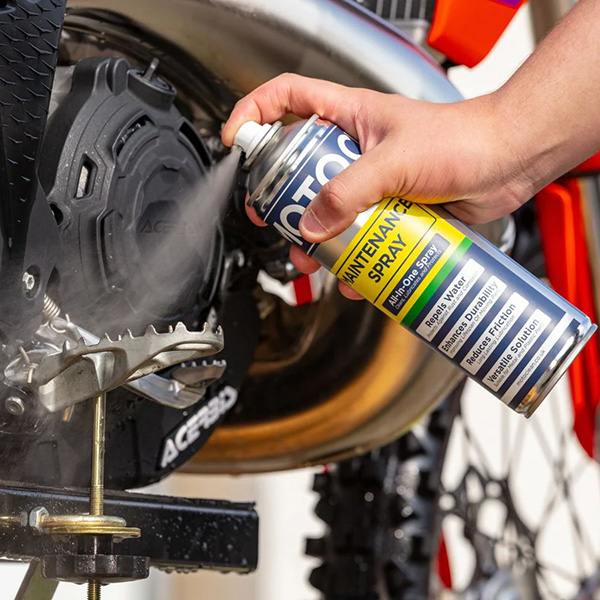 motoclean_cleaners_maintenance-spray_500ml_lifestyle1.jpg