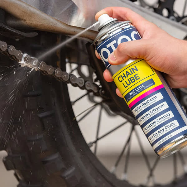 motoclean_oil-and-lubricants_chain-lube_500ml_lifestyle1.jpg