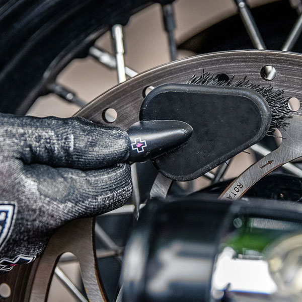 muc-off_cleaning-accessories_detail-brush_lifestyle.jpg