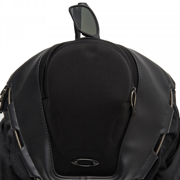 oakley_luggage_kitchen-sink-backpack_stealth-black_detail1.jpg