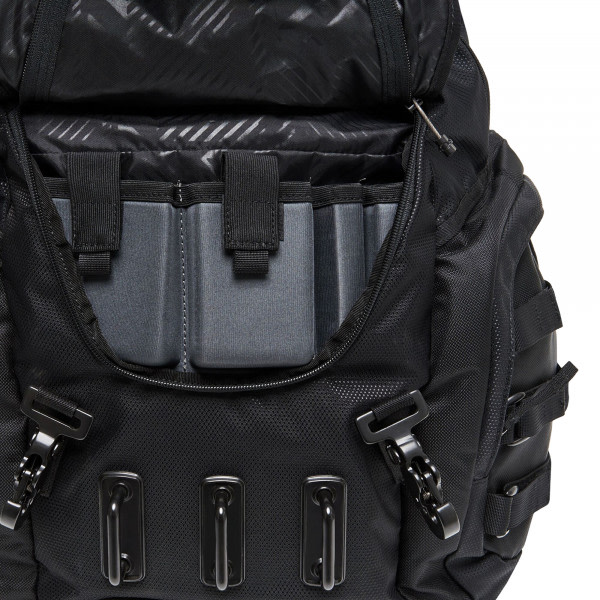 oakley_luggage_kitchen-sink-backpack_stealth-black_detail3.jpg