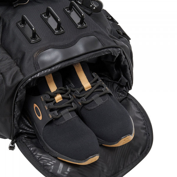 oakley_luggage_kitchen-sink-backpack_stealth-black_detail4.jpg