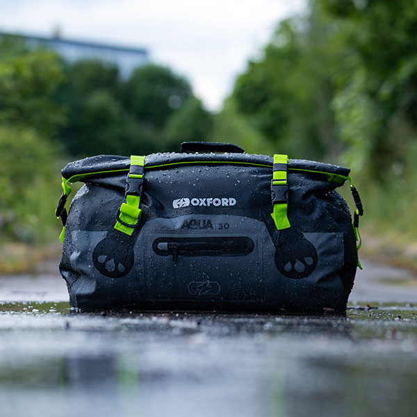 oxford_aqua_t30_roll-bag_black_grey_fluo_lifestyle1.jpg