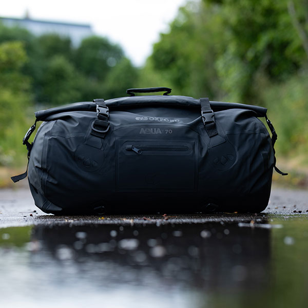 oxford_aqua_t70_roll-bag_black_lifestyle1.jpg
