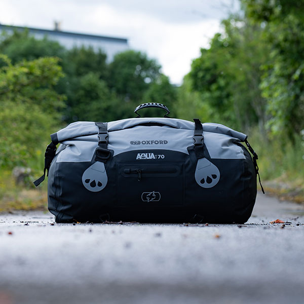 oxford_aqua_t70_roll-bag_grey_black_lifestyle1.jpg