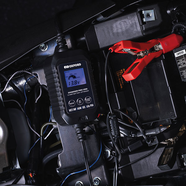 oxford_motorcycle-battery-charger_oximiser-pro-1250_lifestyle1.jpg