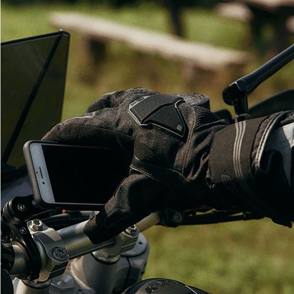 ozone_touring-waterproof-leather-gloves_black_lifestyle3.jpg