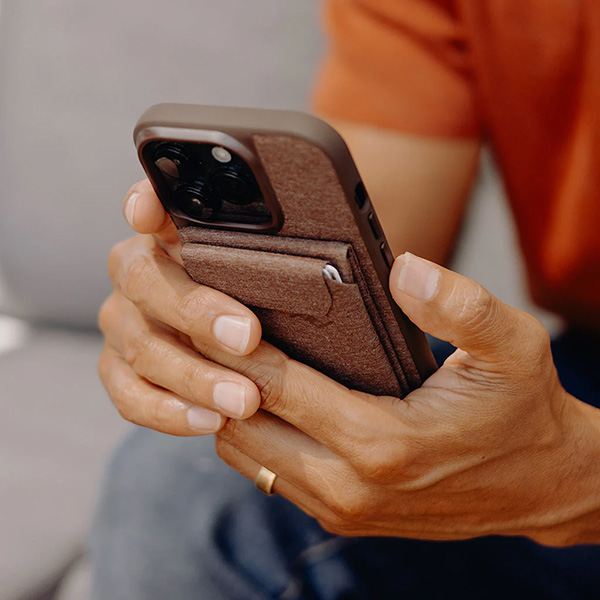 peak-design_mobile-stand-wallet_lifestyle3.jpg