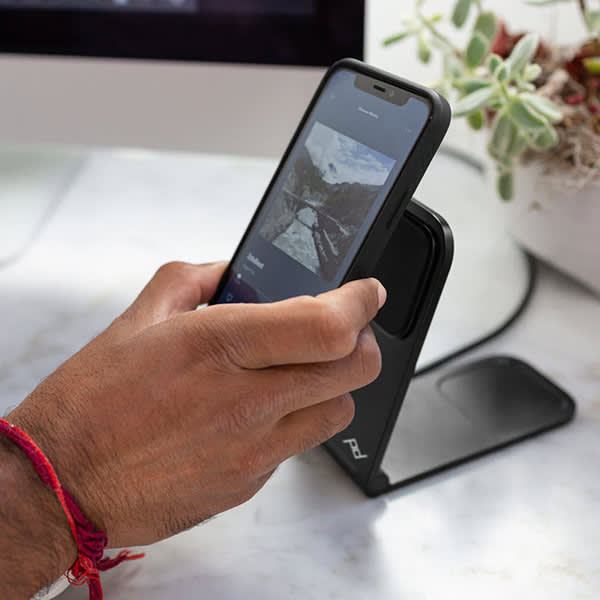 peak-design_mobile-wireless-charging-stand_lifestyle1.jpg