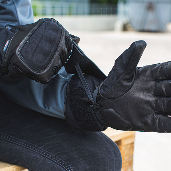 rev-it_gloves-leather_stratos-gtx_black_lifestyle-6.jpg