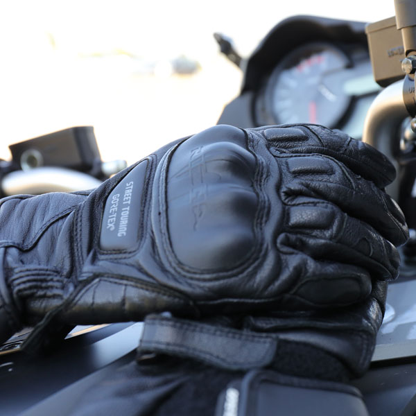 richa_leather-gloves_street-touring-gore-tex_black_lifestyle1.jpg