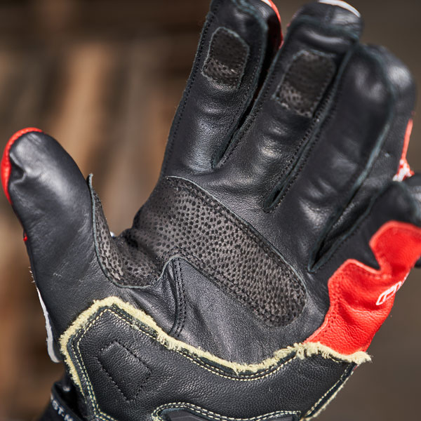 rst_gloves_leather_tractech-evo-4_red-white-black_lifestyle10.jpg