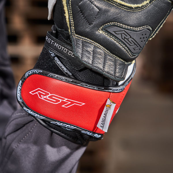 rst_gloves_leather_tractech-evo-4_red-white-black_lifestyle11.jpg