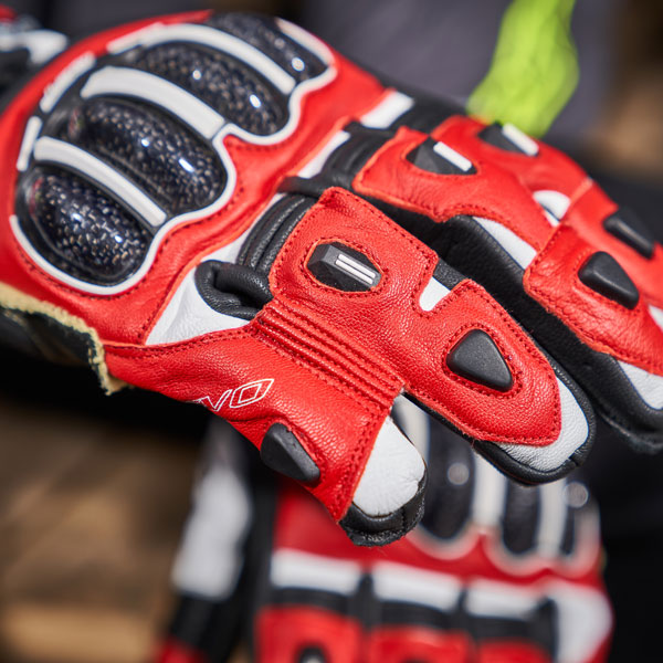 rst_gloves_leather_tractech-evo-4_red-white-black_lifestyle4.jpg