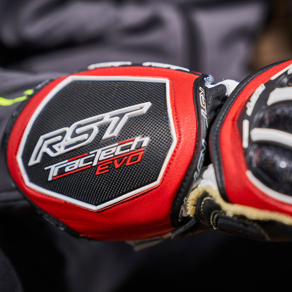 rst_gloves_leather_tractech-evo-4_red-white-black_lifestyle6.jpg