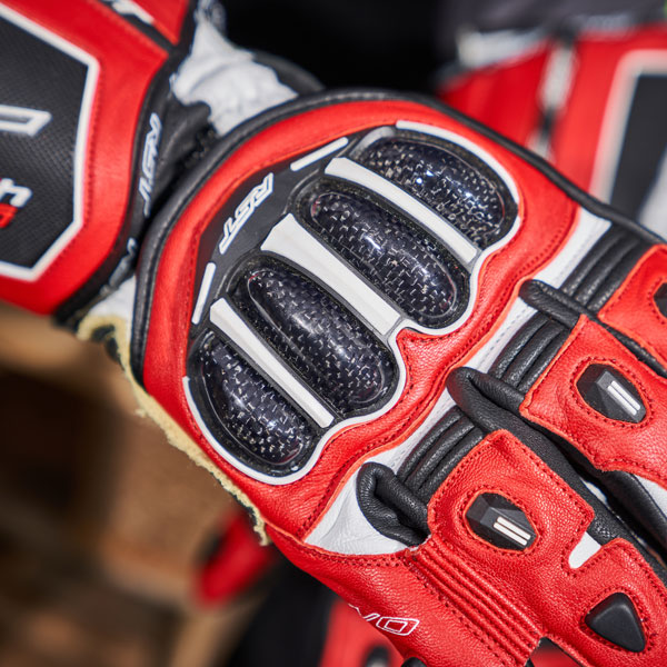 rst_gloves_leather_tractech-evo-4_red-white-black_lifestyle7.jpg