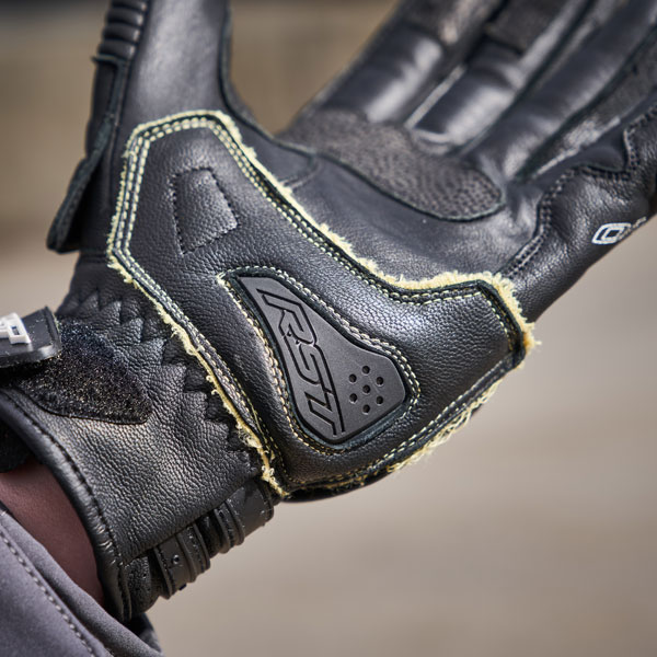 rst_gloves_leather_tractech_lifestyle4.jpg