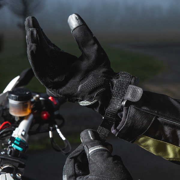 rst_leather_gloves_adventure-x-ce_black-black_lifestyle2.jpg