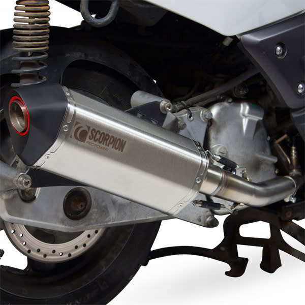 scorpion-exhausts_serket-parallel_yamaha_xmax125_08-16_steel_on-bike-close.jpg