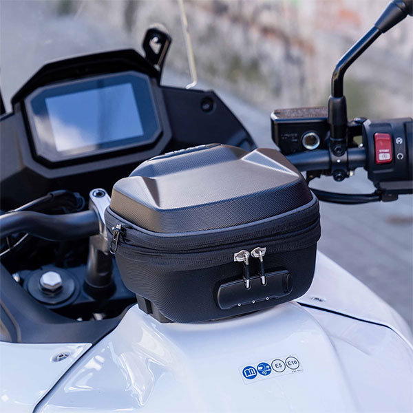 shad_motorcycle-luggage_e03clp-click-system-pro-lockable-tank-bag_3l_lifestyle1.jpg