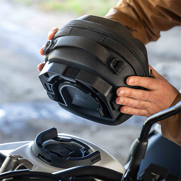 shad_motorcycle-luggage_e03clp-click-system-pro-lockable-tank-bag_3l_lifestyle2.jpg