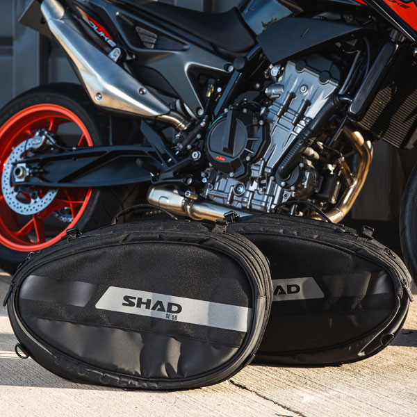 shad_soft-luggage_panniers_sl58_sbs-lifestyle3.jpg