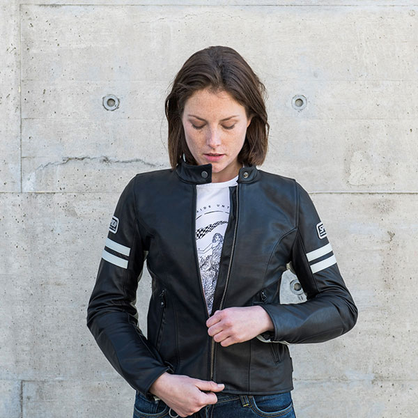 spidi_ladies-leather-jacket_vintage_black_lifestyle3.jpg