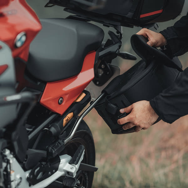 sw-motec_blaze-saddlebags_bc.hta.22.740.30600_detail3.jpg