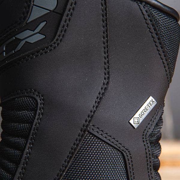 tcx_boots_explorer-4-gore-tex_black_lifestyle8.jpg