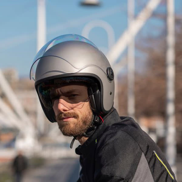 tucano-urbano_helmets_el-fast-6_matt-moondust-grey_lifestyle2.jpg