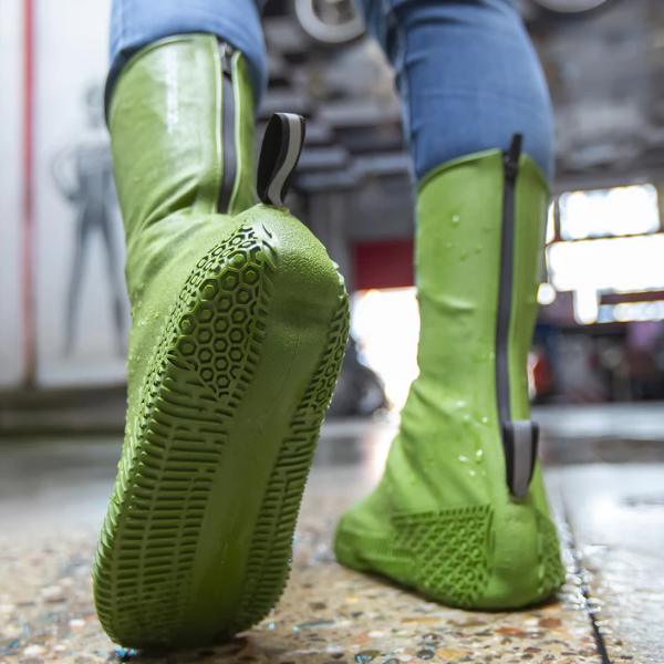 tucano-urbano_waterproofs_supersplash-overboots_green_lifestyle2.jpg