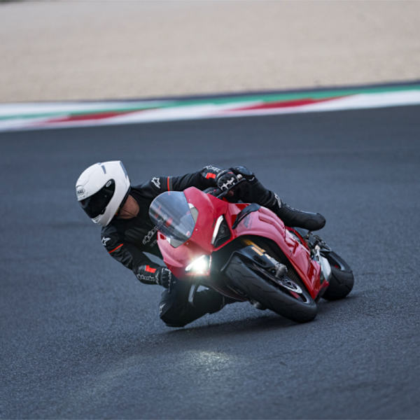 pirelli_diablo_supercorsa_v4_tyre_lifestyle1.jpg