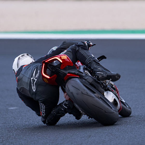 pirelli_diablo_supercorsa_v4_tyre_lifestyle2.jpg