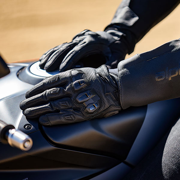 alpinestars_gloves_leather_sp-x-7_black-black_lifestyle2.jpg