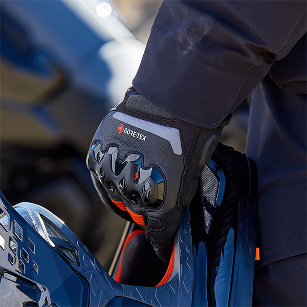 alpinestars_gloves_textile_wt-8-gore-tex-insulated_black_lifestyle1.jpg