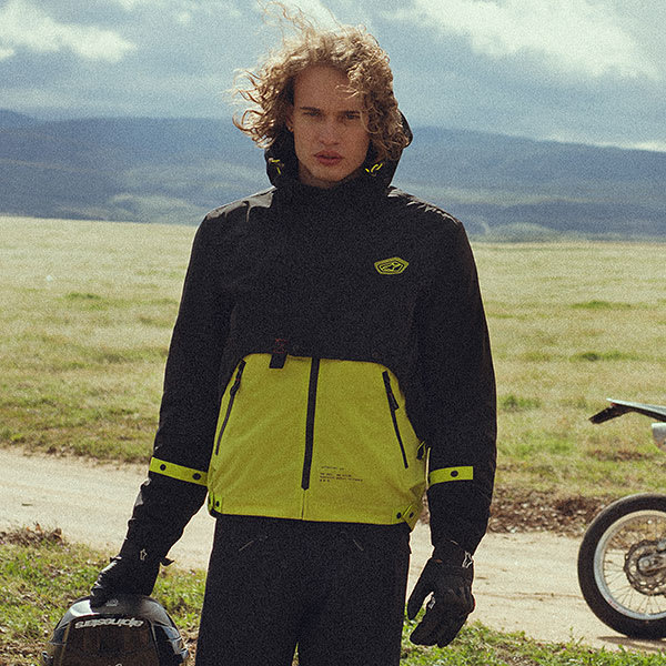 alpinestars_jacket_textile_mootant-waterproof_lime-punch-black_lifestyle1.jpg