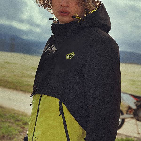 alpinestars_jacket_textile_mootant-waterproof_lime-punch-black_lifestyle2.jpg