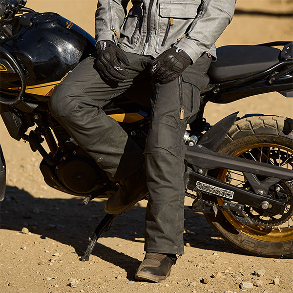 alpinestars_trousers_textile_borrego-drystar_anthracite_lifestyle1.jpg