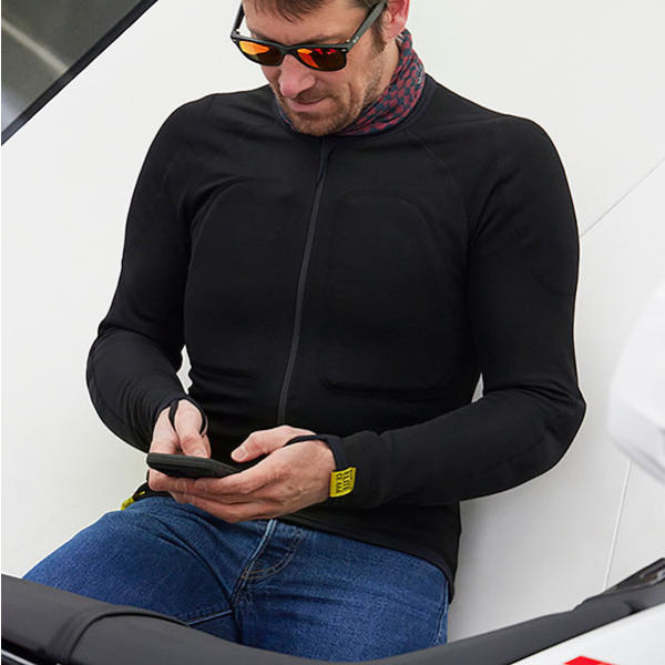bowtex_elite-armoured-baselayer-shirt_black_lifestyle.jpg