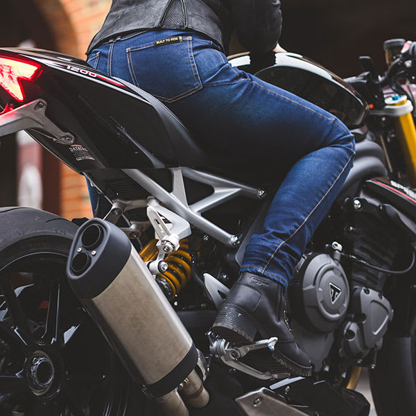 bull-it_motorcycle-jeans_ladies-harrier-slim-jeans_blue_lifestyle2.jpg