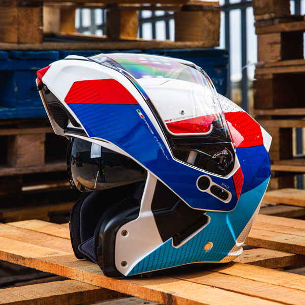 caberg_helmet_horus-scout_white-red-blue_lifestyle5.jpg