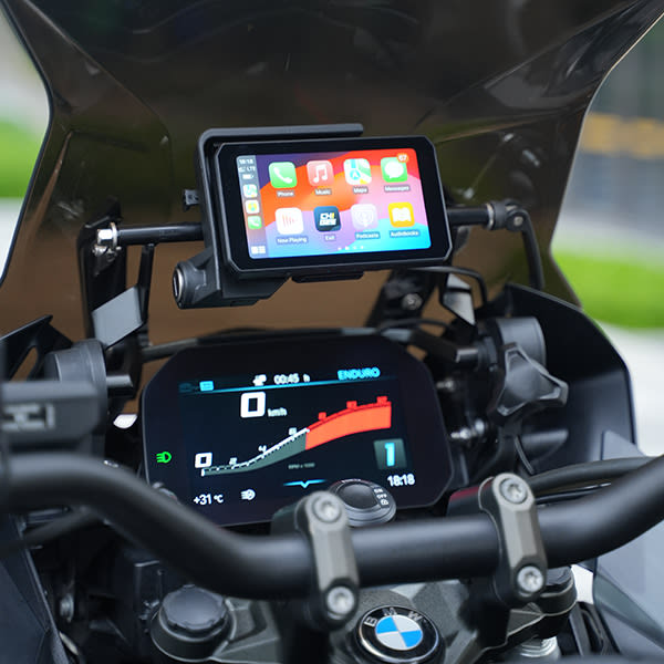 chigee_electronics_aio-5-play-smart-riding-system-bmw_lifestyle1.jpg