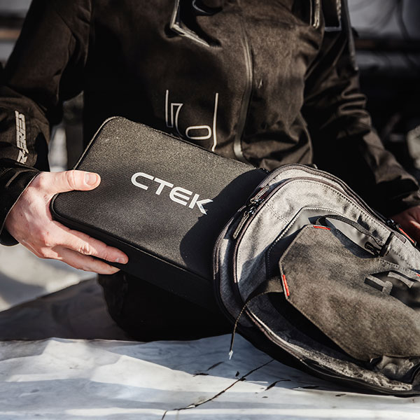 ctek_accessories_cs-carry-case_lifestyle2.jpg